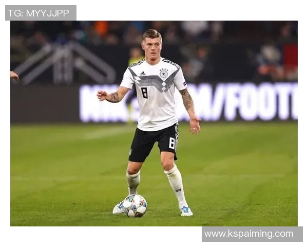 克罗斯在足球世界中的传奇之路与影响力分析