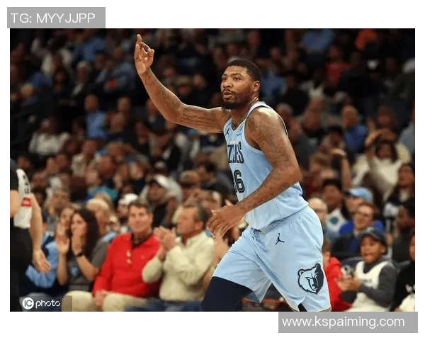 马库斯斯马特带领球队奋勇争先展现领袖风范与拼搏精神